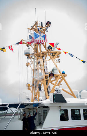 I flag vengono sollevate a bordo del guardacoste Giacobbe Poroo durante la nave è messa in funzione di una cerimonia in New Orleans, venerdì 8 dicembre, 2017. La Sentinella di classe risposta veloce taglierina è homeported in Pascagoula, Mississippi, ma opererà in tutta la vasta area unica e della Guardia Costiera dell'Ottavo distretto. Coast Guard Foto Stock