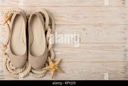Scarpe donna colore beige su uno sfondo di legno. Messa a fuoco selettiva. Foto Stock