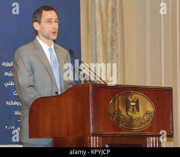 Joey cofano, vice capo della missione per gli Stati Uniti Embassy - Iraq, fornisce il suo commento durante la Terza Conferenza internazionale per contrastare la propaganda Daesh e l ideologia presso la pensione per il primo ministro di Baghdad, Iraq, Dic 13, 2017. La conferenza ha ospitato diplomatici di vari paesi e di illustri visitatori dal governo dell'Iraq, gli Stati Uniti il comando centrale, la Combined Joint Task Force - operazione inerente a risolvere e la combinazione di forze congiunte terra comando di componente - Funzionamento inerenti risolvere, per rinforzare la statura di operazioni di informazione e vetrina a livello regionale Foto Stock