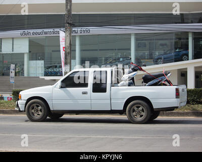 CHIANG MAI, Thailandia - Novembre 28 2017: Privato Isuzu vecchio camioncino. Sulla strada No.1001 a 8 km dalla città di Chiangmai. Foto Stock