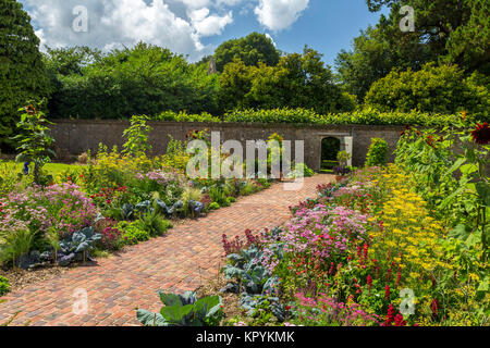 Il recente ripiantati walled garden confini in casa Athelhampton, Puddletown, Dorset, England, Regno Unito Foto Stock