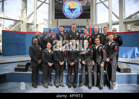 PENSACOLA, Fla. (dec. n. 14, 2017) posteriori Adm. Kyle Cozad, comandante della Naval di istruzione e di formazione (Comando NETC), superiore al centro e NETC vigore Master Chief Karim Cole, in basso a sinistra, posa con la NETC 2017 Marinaio e gli istruttori dell'anno e i finalisti per entrambe le categorie, a seguito di una cerimonia che si terrà al National Naval Aviation Museum. (U.S. Navy Foto Stock