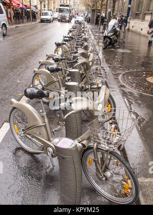 Fila di pubblico noleggio biciclette a Parigi, Francia Foto Stock