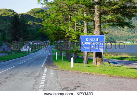 Kintail Lodge Hotel segno sulla A87 road, Scozia Foto Stock