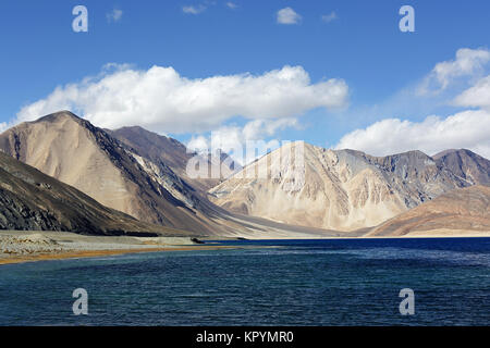 Le vette himalayane a mondi di sale più alto lago Pangong Tso, Ladakh, Jammu e Kashmir in India. Foto Stock