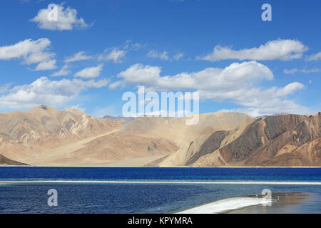 La spiaggia di sabbia bianca e il paesaggio surreale a Pangong Tso Salt Lake, Ladakh, Jammu e Kashmir in India. Foto Stock