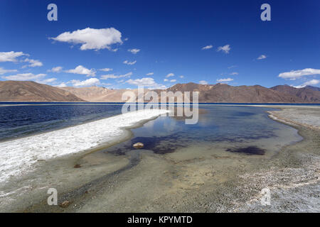 La spiaggia di sabbia bianca e il paesaggio surreale a Pangong Tso Salt Lake, Ladakh, Jammu e Kashmir in India. Foto Stock