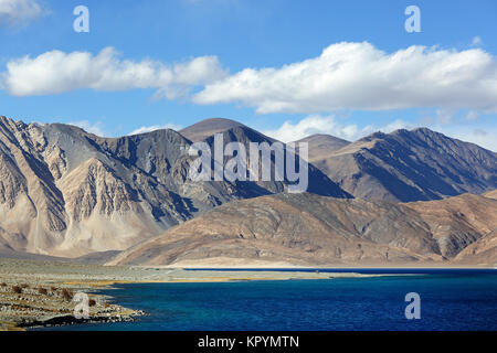 Paesaggio surreale con montagne himalayane a Pangong Tso Salt Lake, Ladakh, Jammu e Kashmir in India. Foto Stock