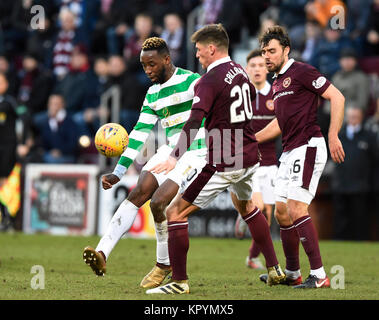 Il Celtic Moussa Dembele tenta di ottenere passato cuori Ross Callachan e Connor Randall durante la Ladbrokes Premiership scozzese corrispondono a Tynecastle Stadium, Edimburgo. Foto Stock