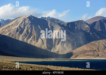 Le vette himalayane a mondi di sale più alto lago Pangong Tso, Ladakh, Jammu e Kashmir in India. Foto Stock