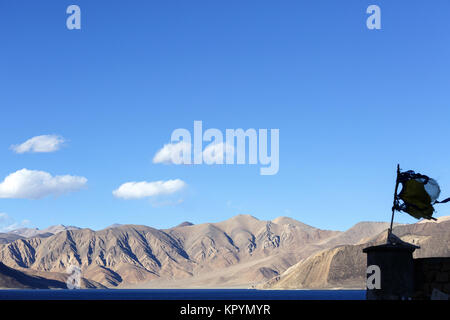 Paesaggio arido e le montagne himalayane dall'azzurro del lago di Pangong Tso, Ladakh, Jammu e Kashmir in India. Foto Stock