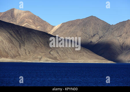 Bellissimo paesaggio di montagna in Himalaya indiano al tso Pangong lake, Ladakh, Jammu e Kashmir in India. Foto Stock