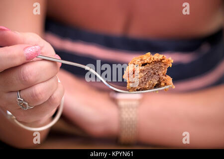 Una donna si mette in mostra un serving del Greco Baklava. Questo dolce gustoso desert è costituito dal filo pastry dolcificate con miele. Trovato in Turchia come bene. Foto Stock