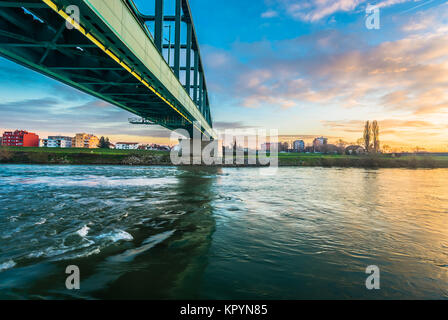 Vista tramonto a coste cityscape nella città di Zagabria, fiume Sava scenario di marmo. Foto Stock