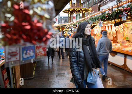 Gli amanti dello shopping al mercato di Natale presso il St Enoch Square nel centro della città di Glasgow. Foto Stock