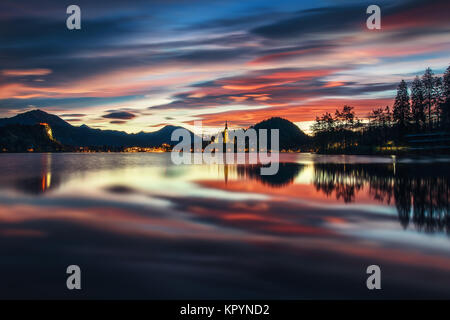 Il lago di Bled con San Marys chiesa dell Assunzione sulla piccola isola; Bled, Slovenia, l'Europa. Foto Stock