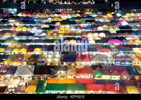 BANGKOK, Tailandia-, 14 dicembre 2017 : notte scenic di Bangkok Panorama vista dall'alto dalla costruzione del treno di Bangkok mercato. Foto Stock