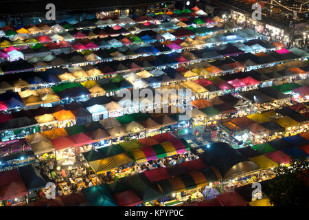 BANGKOK, Tailandia-, 14 dicembre 2017 : notte scenic di Bangkok Panorama vista dall'alto dalla costruzione del treno di Bangkok mercato. Foto Stock