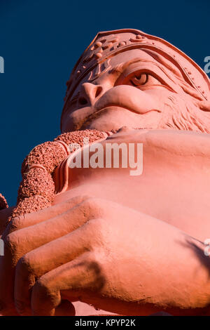 Vista ingrandita delle più alte del mondo Hanuman (dio scimmia) statua a Jakhoo tempio di Shimla, India Foto Stock
