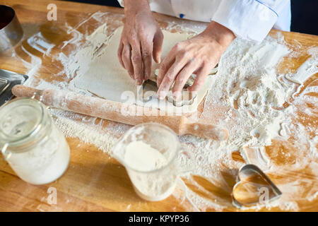 Baker rendendo i cookie in Cafe Foto Stock