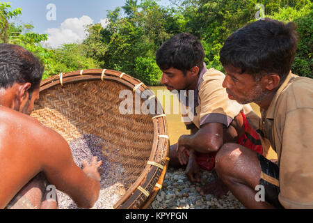 Gem mining sulle rive di un fiume in Sri Lanka Foto Stock