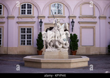 La Slovacchia, Bratislava, la Città Vecchia, il Palazzo Primaziale, Fontana di San Giorgio e il drago, xvii secolo un monumento nel cortile interno Foto Stock