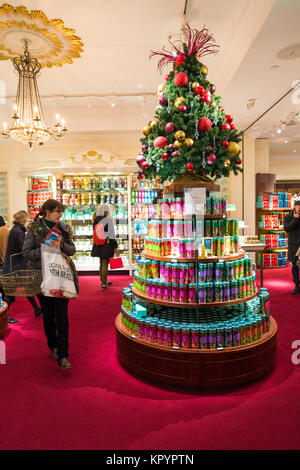 People shopping per il Natale a Fortnum & Mason, London, Regno Unito Foto Stock