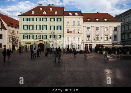 La Slovacchia, Bratislava, la Città Vecchia, la piazza principale - Hlavne namestie, centro storico della città, nel tardo pomeriggio Foto Stock