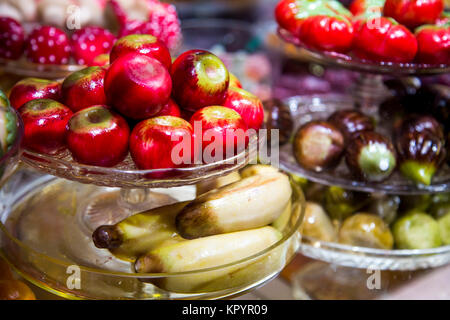 Il marzapane frutta su shop display (Fortnum & Mason, Londra, Regno Unito) Foto Stock