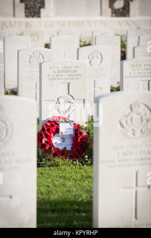 Ghirlanda di papavero presso la tomba di A. Robinson dalla Nuova Zelanda sul Tyne Cot cimitero militare in Zonnebeke, Belgio. Foto Stock