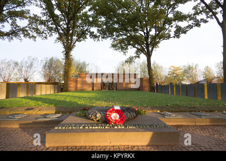 Statua di 'Mourning soldato' da Emil Krieger sul cimitero militare Langemark, Fiandre Occidentali, Belgio. Foto Stock