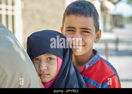 Yazd, Iran - 21 Aprile 2017: Close-up verticale, due bambini iraniani, un ragazzo e una ragazza della scuola primaria, fratello e sorella. Foto Stock