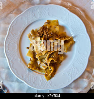 Un piatto di pasta condito con acqua calda e sensuale salsa Foto Stock