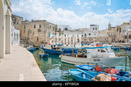 Porto Vecchio di Monopoli, provincia di Bari, Puglia), il sud dell'Italia. Foto Stock