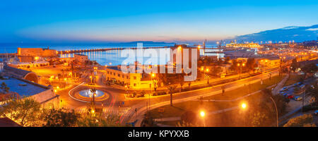 Notte vecchio porto di Heraklion, Creta, Grecia Foto Stock