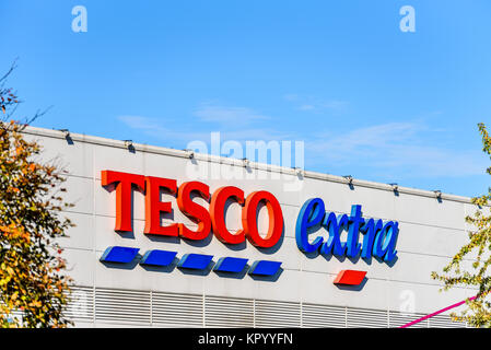 Northampton, Regno Unito - Oct 25, 2017: vista di un Tesco Logo Extra in Weston Favell. Foto Stock