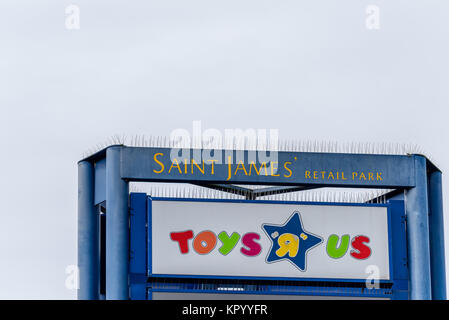 Northampton, Regno Unito - Ott 26, 2017: Visualizzazione di un Logo ToysRUs in Nene Valley Retail Park. Foto Stock