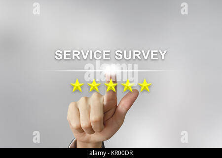 Business mano spingendo il sondaggio di servizio sullo schermo Foto Stock