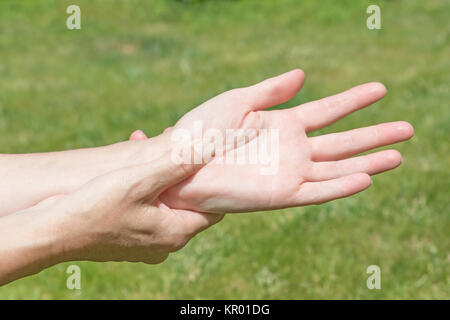 La donna che mostra le mani il dolore Foto Stock