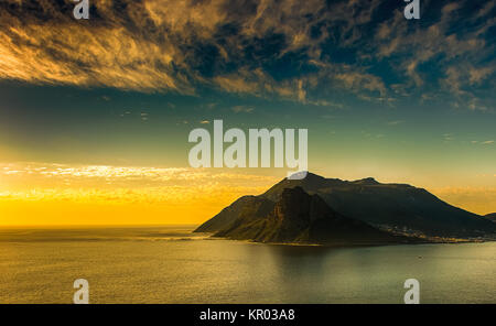 Sud Africa Hout Bay Cape Town ora d'oro scenic, tranquillo e romantico paesaggio panoramico e seascape con un tramonto dorato su un blu mare tranquillo Foto Stock