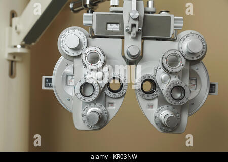 Phoropter dispositivo ottico per la misura della visione dell'occhio umano Foto Stock
