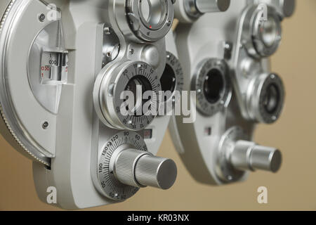 Phoropter dispositivo ottico per la misura della visione dell'occhio umano Foto Stock