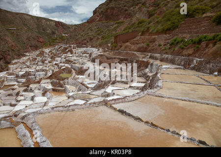 Salina de Maras, il tradizionale inca campo sale in Maras vicino a Cuzco in Valle Sacra in Perù Foto Stock