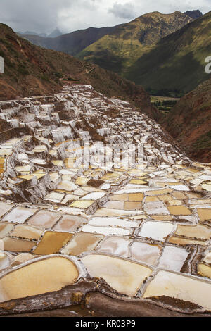 Salina de Maras, il tradizionale inca campo sale in Maras vicino a Cuzco in Valle Sacra in Perù Foto Stock