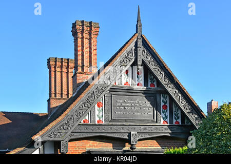 Elaborare ornamentali intaglio del legno & decorazione sul frontone bargeboard a Elizabethan stile Giacobino bungalow costruiti gli ospizi di carità 1910 Brentwood Essex REGNO UNITO Foto Stock