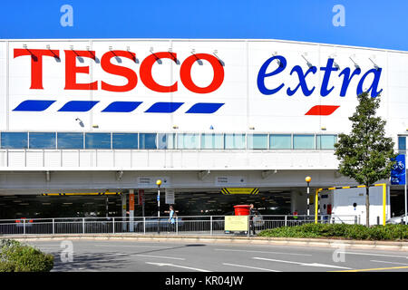 Grande Tesco supermercato Extra store negozi al piano terra sotto la copertura parcheggio auto & vendite piani situato al di sopra di Slough town center Berkshire England Regno Unito Foto Stock