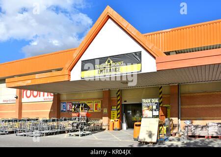 Punto di scambi commerciali di ingresso solo il braccio del B&Q offre contatori dedicato & prezzi commerciali per i costruttori e i commercianti in condivisa DIY convenzionale B&Q magazzino Foto Stock
