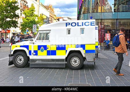 Merseyside polizia polizia armati di fronte Ovik Pangolin blindato di ordine pubblico veicoli parcheggiati in centro città di Liverpool in Lord Street England Regno Unito Foto Stock