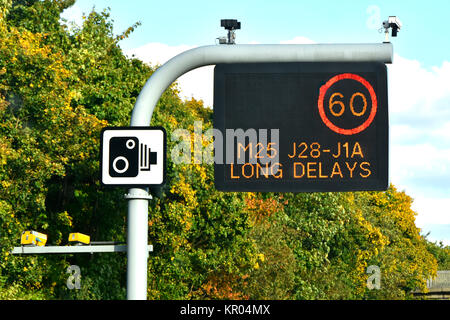 Singolo pannello M25 Autostrada segno sopra lane uno solo a velocità variabile per limitare & ritardo breve messaggio completo di telecamere CCTV & telecamera standard segno REGNO UNITO Foto Stock