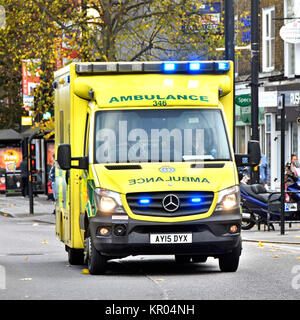 Est dell' Inghilterra Emergency Ambulance Service NHS veicolo & crew su 999 viaggio lungo Brentwood Essex shoppers High Street England Regno Unito Foto Stock